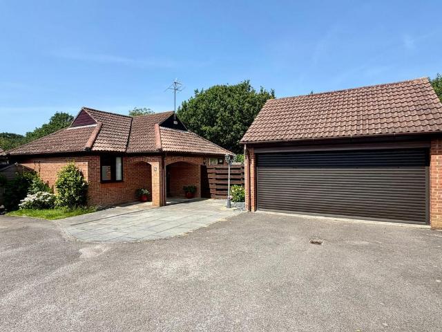 Bungalow for sale in Cooden, Heathlands