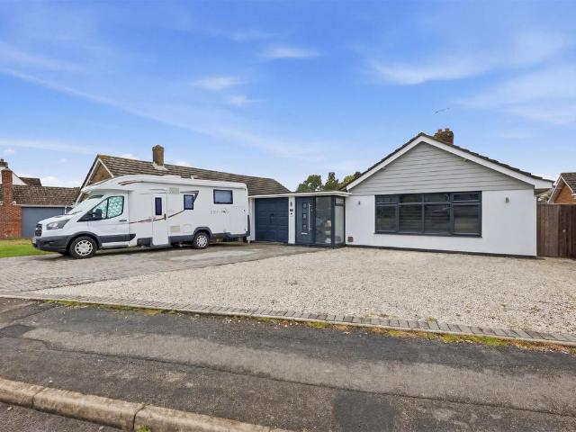Bungalow for sale in Oakley, Merley