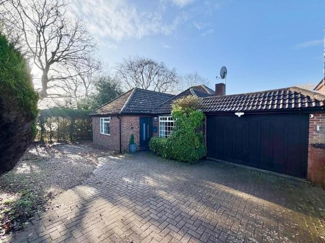Bungalow for sale in Heol-las, Surrey