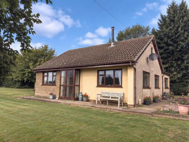 Bungalow for sale in Hollowell, Teeton