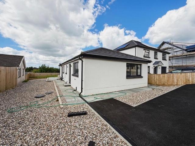 Bungalow for sale in Llannon, Tumble
