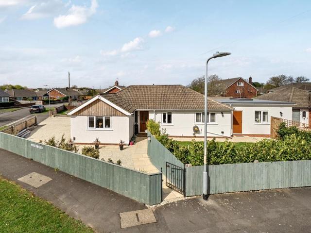 Bungalow for sale in Holton le Clay, Belleau