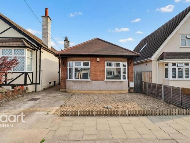 Bungalow for sale in South Hornchurch, Greater London