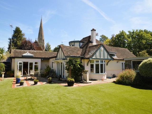 Bungalow for sale in Heol-las, Surrey