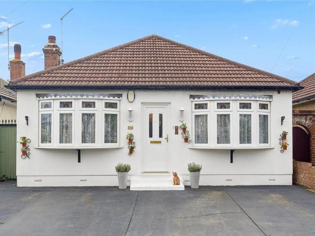 Bungalow for sale in Rush Green, Greater London