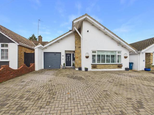 Bungalow for sale in Harrow Weald, Greater London