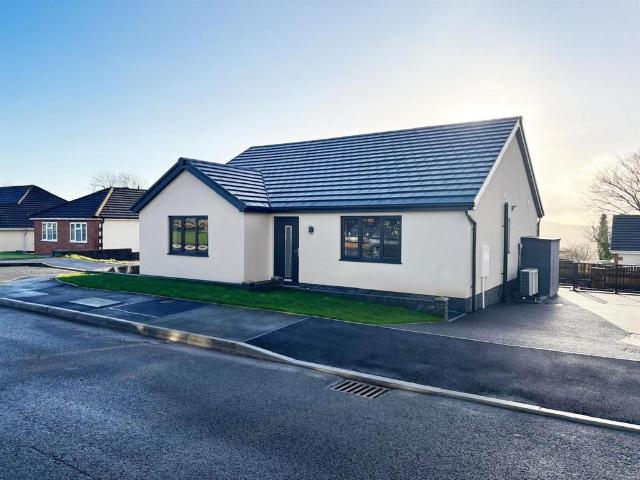 Bungalow for sale in Llangyndeyrn, Meinciau