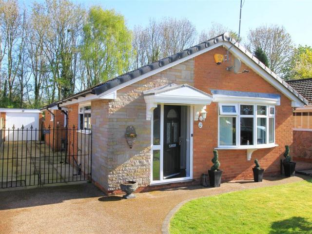 Bungalow for sale in Guide Bridge, Greenheys