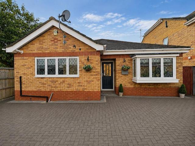 Bungalow for sale in How Wood, Five Acres