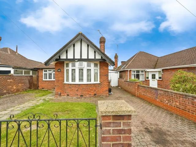 Bungalow for sale in Warden Hill, Luton