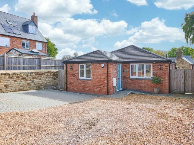 Bungalow for sale in Finedon, North Northamptonshire