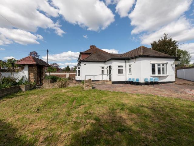Bungalow for sale in London Borough of Hounslow, Osterley