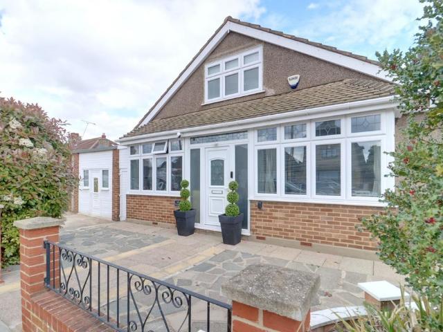 Bungalow for sale in South Hornchurch, Greater London