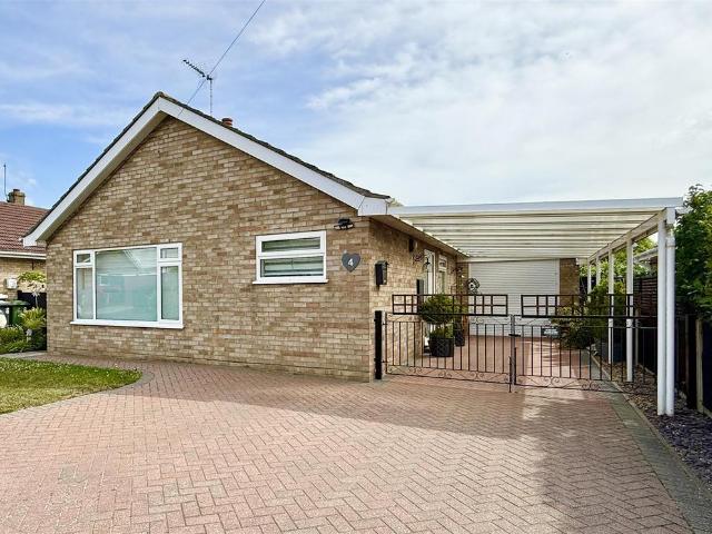 Bungalow for sale in Stokesby, Norfolk