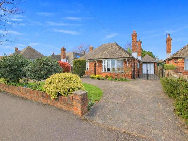 Bungalow for sale in Carshalton Beeches, Greater London