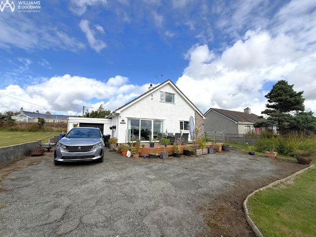 Bungalow for sale in Heneglwys, Wales