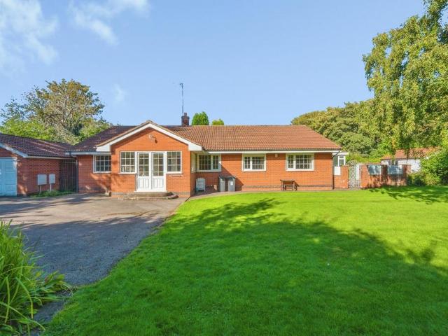 Bungalow for sale in Kettlebrook, Staffordshire