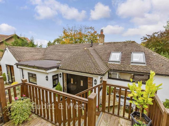 Bungalow for sale in London Borough of Croydon, Cat Hill