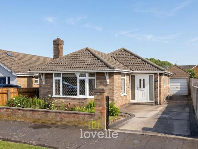 Bungalow for sale in Holton le Clay, Belleau