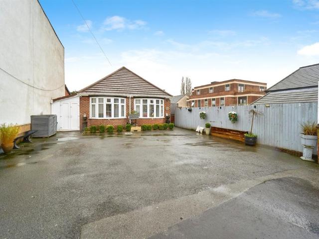 Bungalow for sale in Black Lake, Hill Top