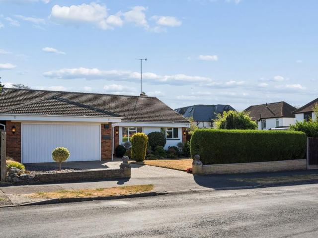 Bungalow for sale in Batchworth
