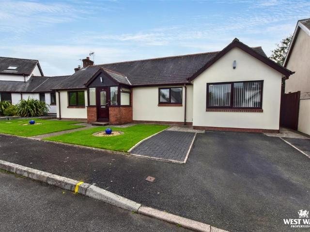 Bungalow for sale in Crundale, Wales