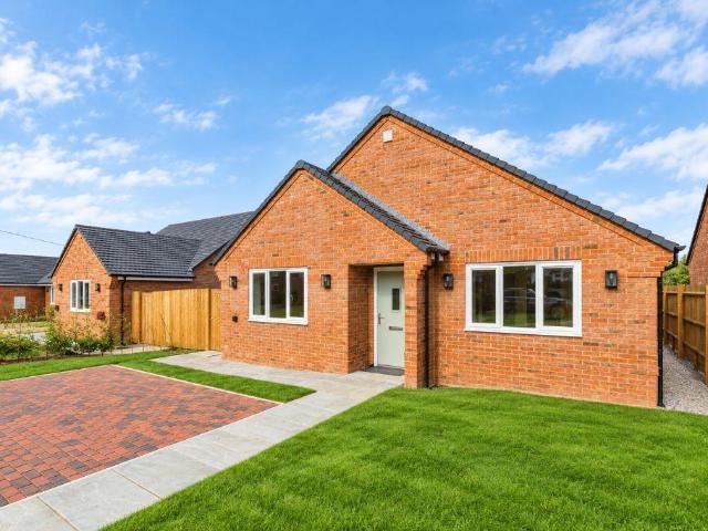 Bungalow for sale in Hartwell, Stone