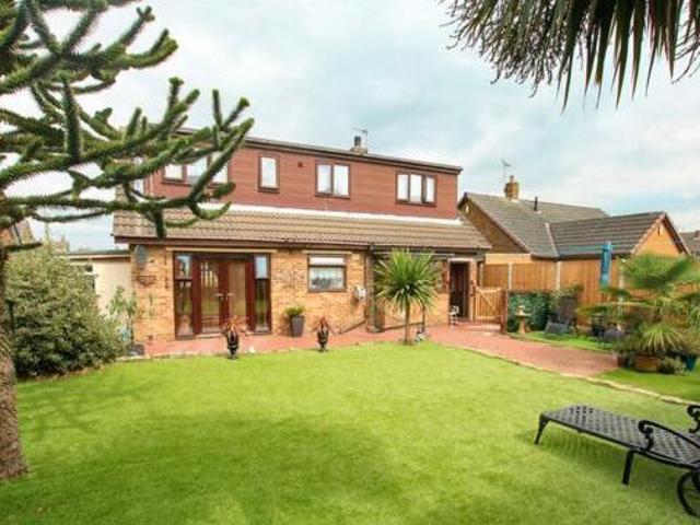 House for sale in Edenthorpe, South Yorkshire