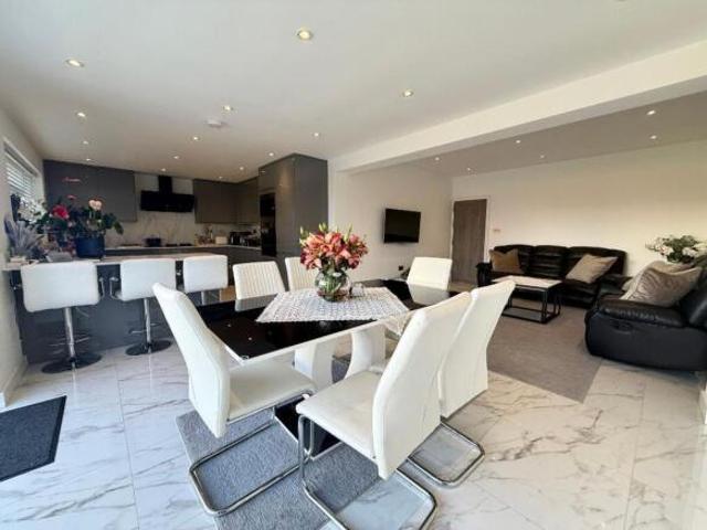 Bungalow for sale in Luton, England