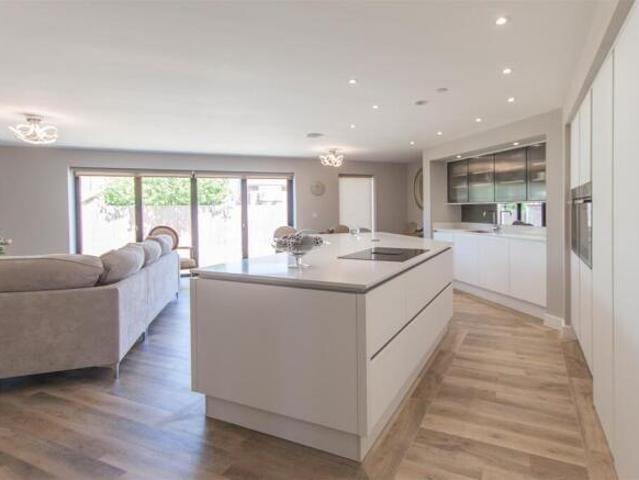 Bungalow for sale in Navestock Side