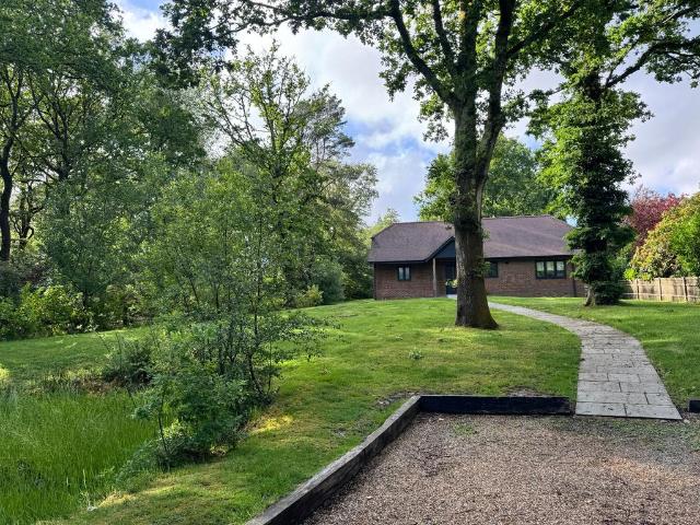 Bungalow for rent in Crowborough Warren, Cross In Hand