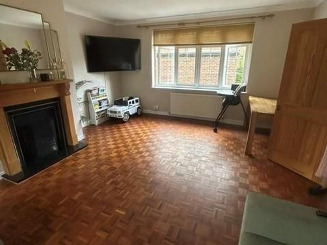 House for rent in Roundshaw, Greater London
