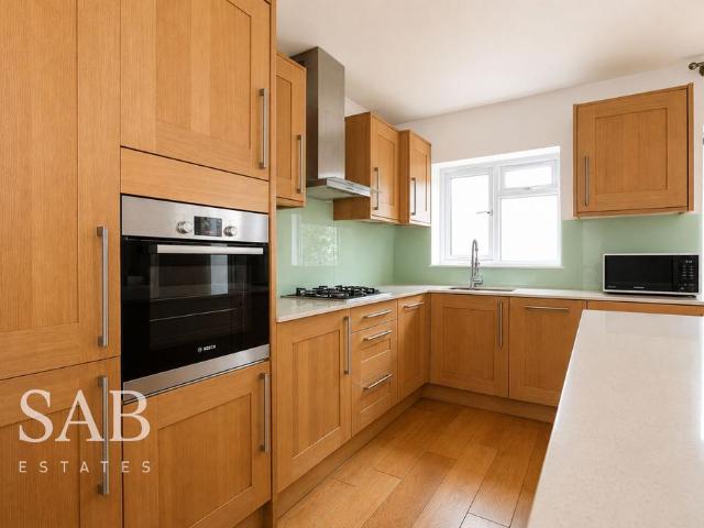 Bungalow for rent in London Borough of Ealing, Greenford