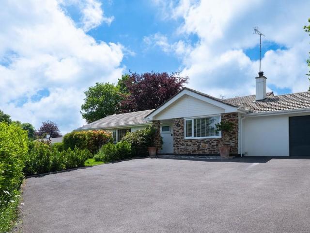 Bungalow for rent in Penweathers, Cornwall
