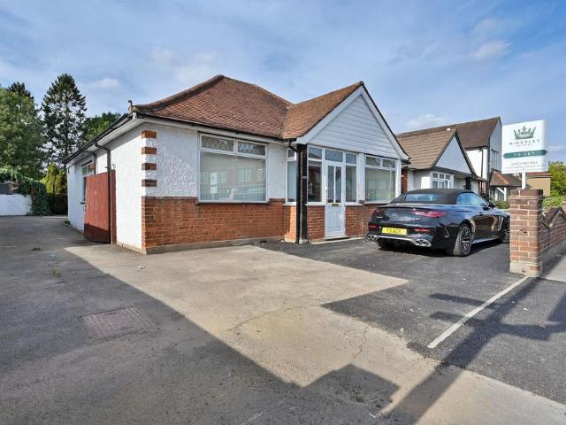 Bungalow for rent in Garston, Watford