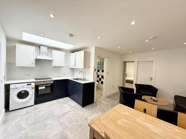 Bungalow for rent in Yeading, Greater London