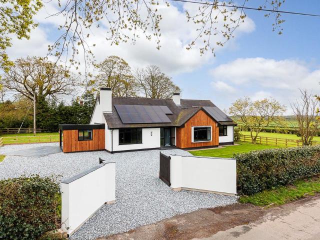 Bungalow for rent in High Legh