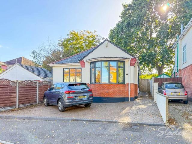 Bungalow for rent in Throop, Bournemouth
