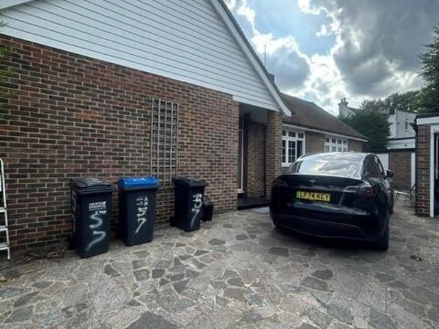 Bungalow for rent in Roundshaw, Greater London