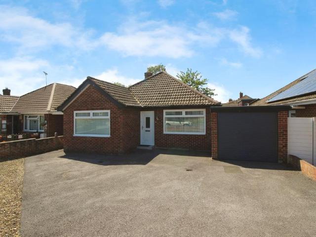 Bungalow for rent in Cricklade, Wiltshire