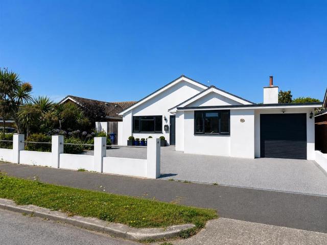 Bungalow for rent in Worthing, West Sussex