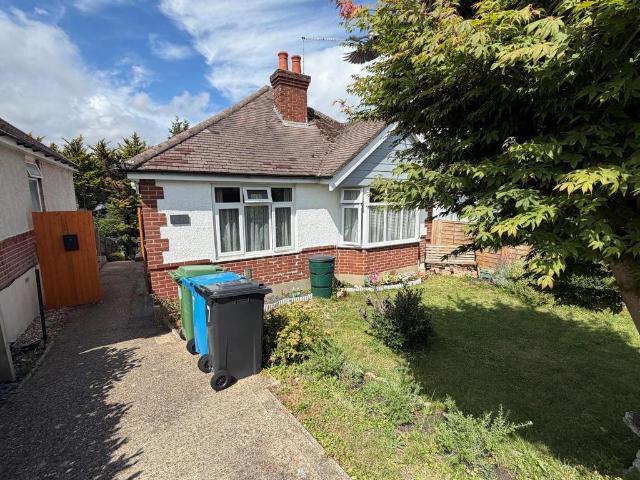 Bungalow for rent in Poole