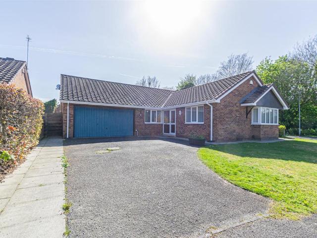 Bungalow for rent in Grappenhall, Warrington