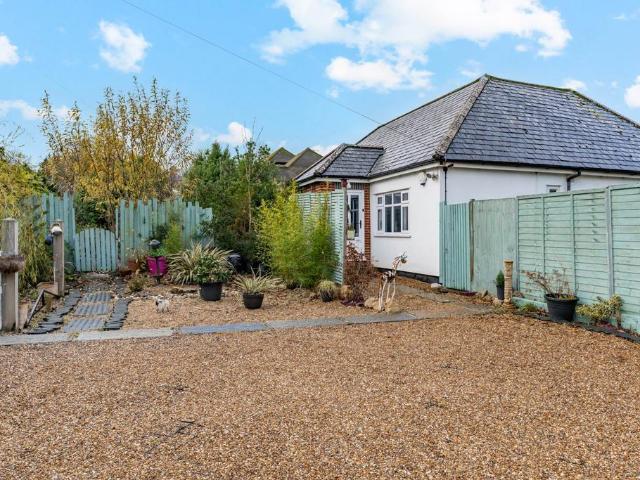Bungalow for rent in The Butts, Kent