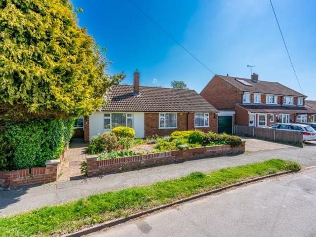Bungalow for rent in Caddington, Bedfordshire