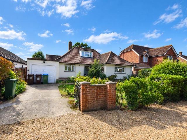 Bungalow for rent in Rose Green, Arun