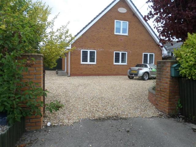 Bungalow for rent in Brynna, Wales