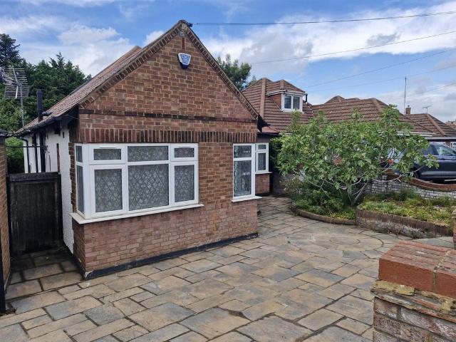Bungalow for rent in East Barnet, Greater London