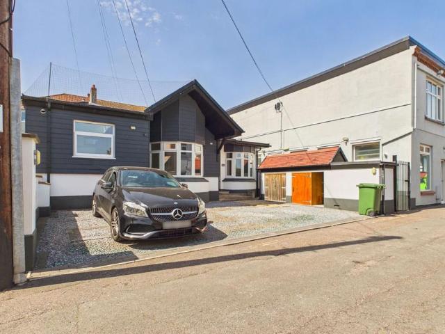 Bungalow for rent in Preston, Livermead