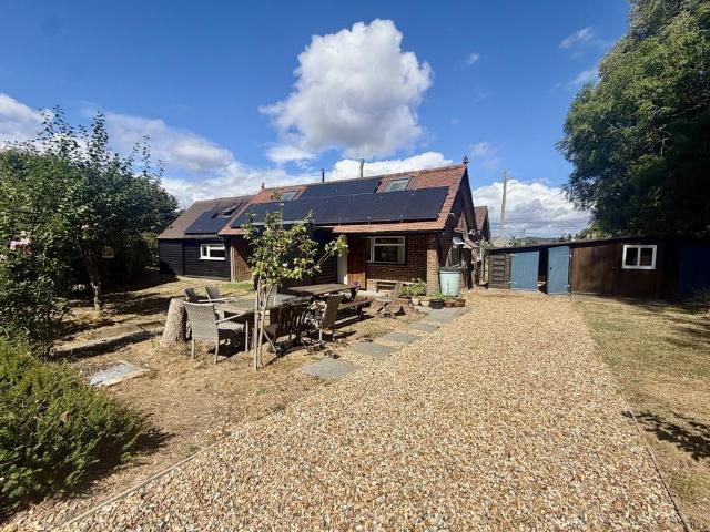 Bungalow for rent in Bury, Littlecote